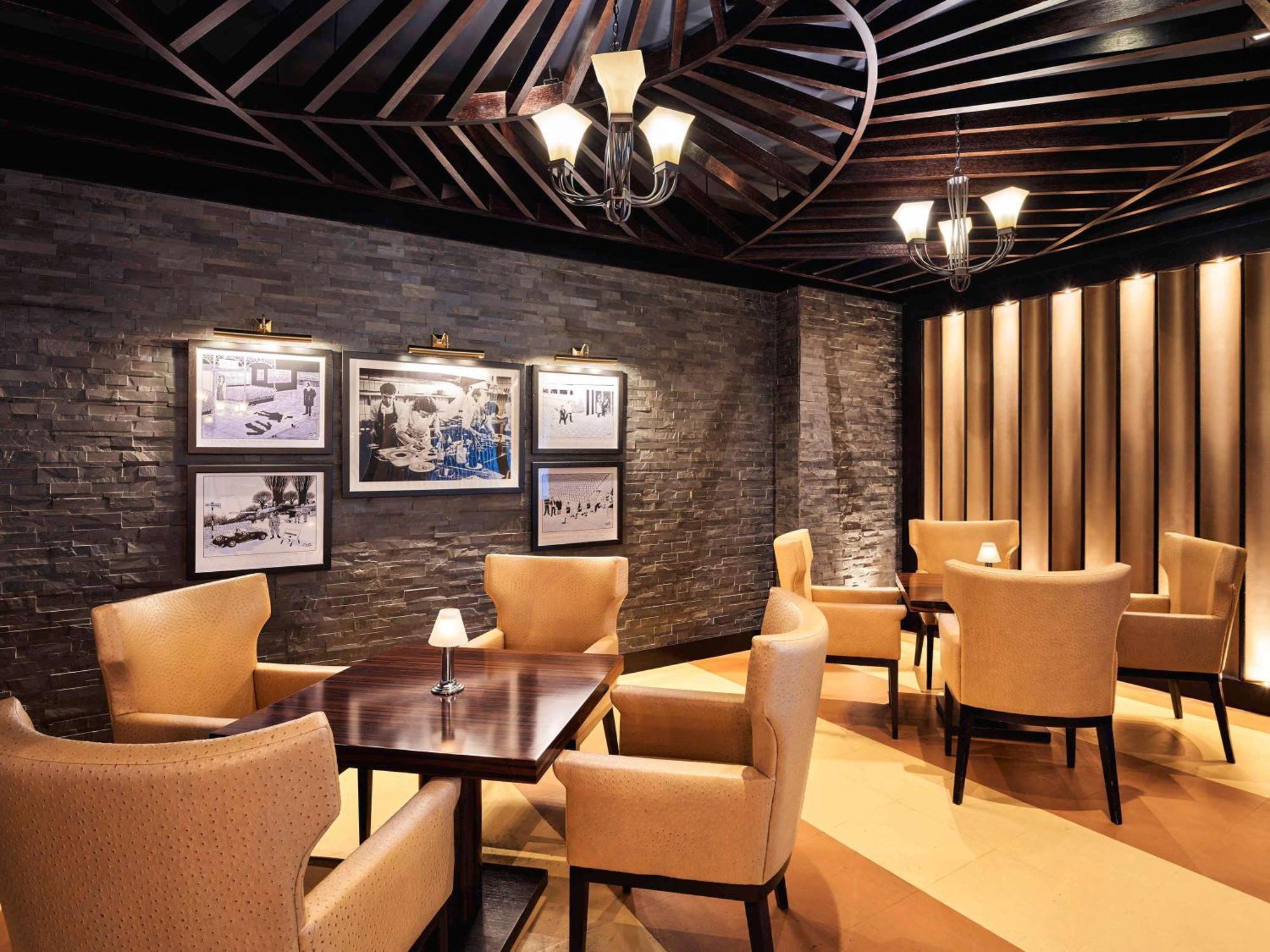 Отель Fairmont Bab Al Bahr Абу-Даби Экстерьер фото The Club lounge at Hong Kong International Airport