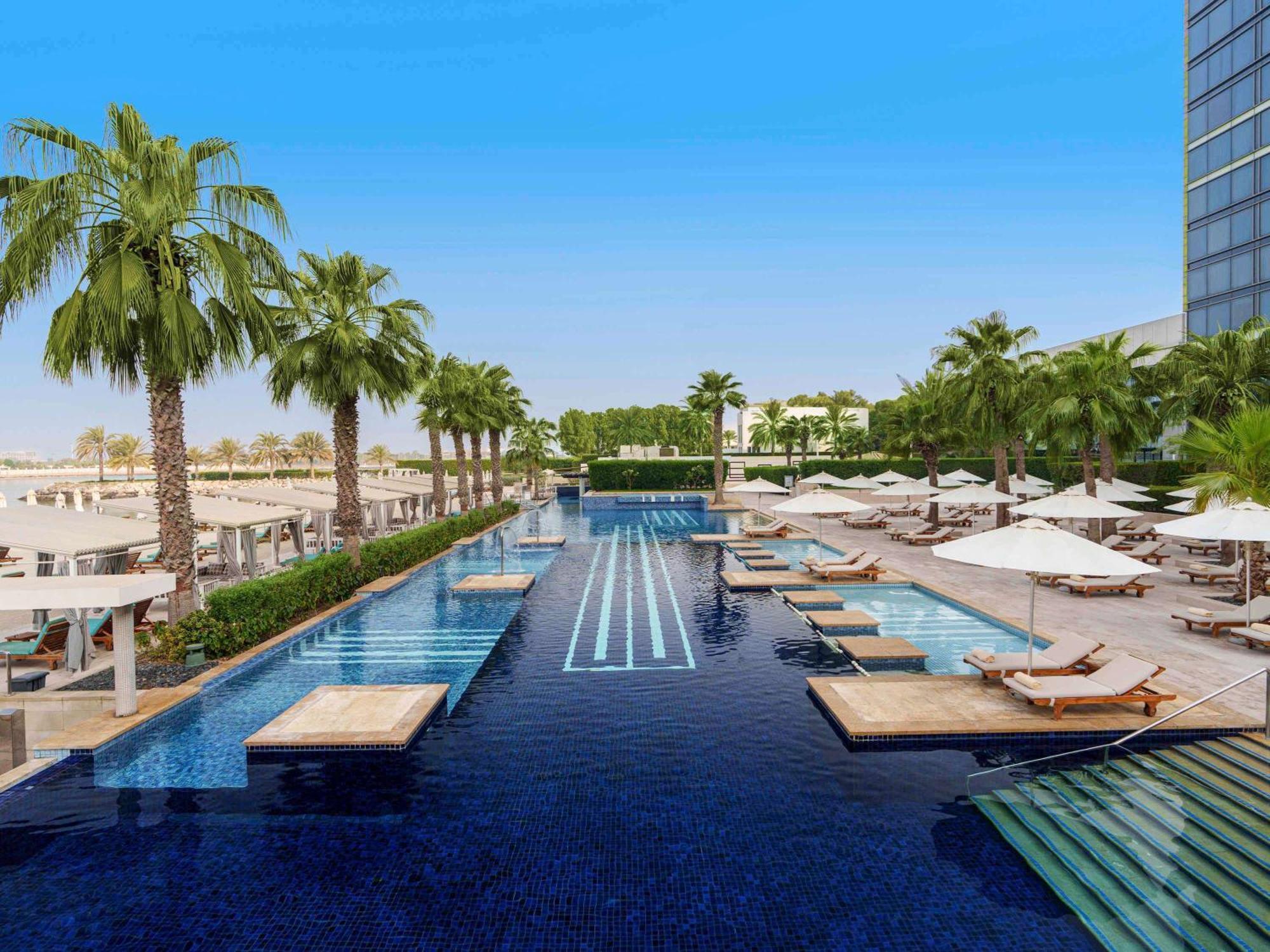 Отель Fairmont Bab Al Bahr Абу-Даби Экстерьер фото The swimming pool at the hotel