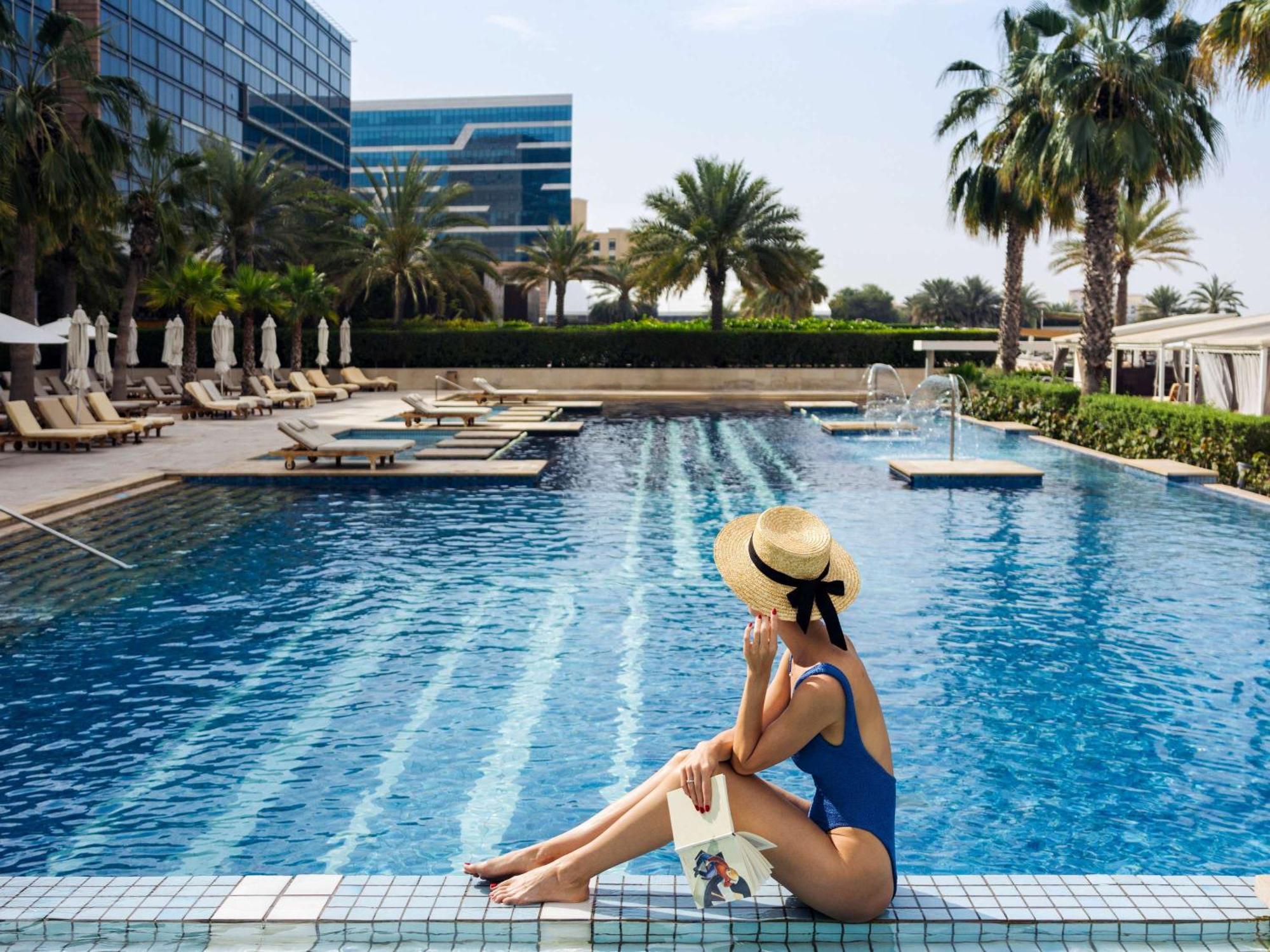 Отель Fairmont Bab Al Bahr Абу-Даби Экстерьер фото A woman sunbathing at a pool
