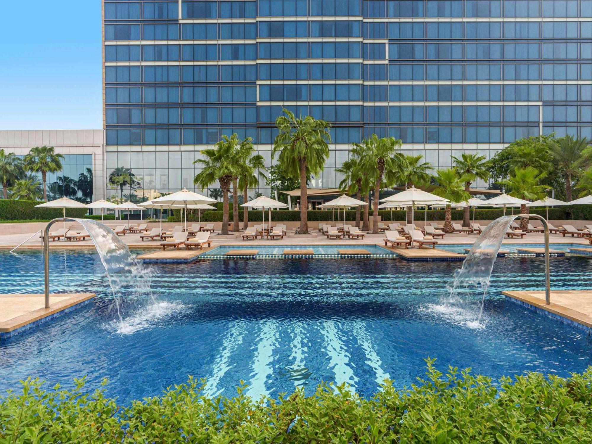 Отель Fairmont Bab Al Bahr Абу-Даби Экстерьер фото The swimming pool at the hotel